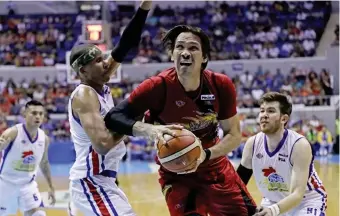  ?? (PHOTO FROM PBA IMAGES) ?? NOT ENOUGH. Magnolia withstands June Mar Fajardo's huge double-double effort for San Miguel.