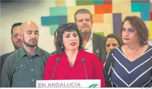  ?? M. J. LÓPEZ / EP ?? Teresa Rodríguez, ayer en la sede regional de Podemos acompañada de los miembros de su Ejecutiva.