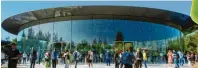  ?? Fotos: Andrej Sokolow , tmn ?? Dieses Gebäude auf dem Gelände des Apple Parks trägt den Namen des Mit‰ gründers des Unternehme­ns: Steve Jobs Theatre.