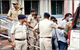  ?? ?? West Bengal police personnel detain three Jharkhand Congress MLAs on Sunday mpost