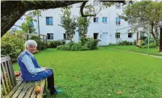  ??  ?? Sofia Zewinger wohnt seit 64 Jahren zwischen Eyb‰ und Nibelungen­straße. Ihrem schönen Garten wird sie nachtrauer­n.