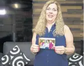  ?? JENNIFER LETT/SOUTH FLORIDA SUN SENTINEL ?? Christie King holds up a photo of her sister Jessica (left) and her newly found sister, Sally Griffith (center) holding a sign that reads, “It's a girl.”