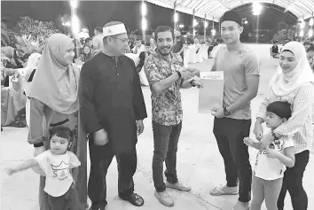  ??  ?? Nazri (third left) receiving the Umno membership applicatio­n form from Rayzam.