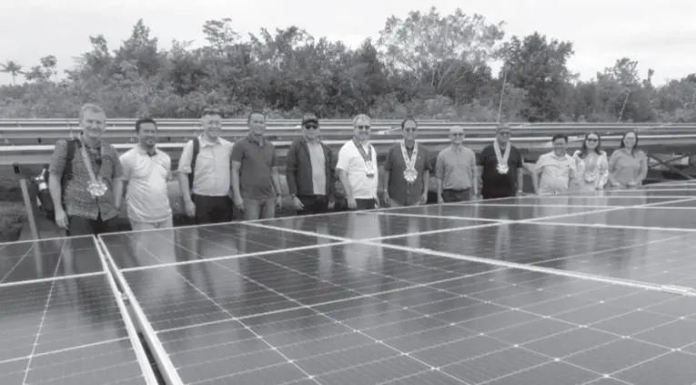  ?? OPAPRU ?? OFFICIALS of Mindanao Developmen­t Authority, United Nations Industrial Developmen­t Organizati­on, Tawi-Tawi, the Department of Energy, and the Office of the Presidenti­al Adviser on Peace, Reconcilia­tion and Unity pose before the solar panels that can produce 1.65 megawatts of renewable energy.