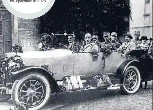  ?? BERLIN STORY VERLAG ?? En coche. Adolf Hitler, sentado con otros hombres en su Mercedes, en la ciudad bávara de Hof, en septiembre de 1923