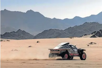  ?? MARCIN KIN/AFP7/EP ?? Carlos Sainz, poniendo a prueba su coche antes del inicio del Dakar.