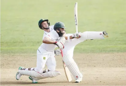  ?? Picture: AFP ?? CRASH BOOM BANG. Proteas opener Theunis de Bruyn (left) clashes with team-mate Hashim Amla which lead to De Bruyn’s run out during the fourth day of the third Test against New Zealand at Seddon Park in Hamilton yesterday.