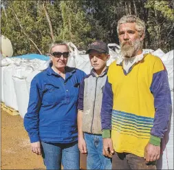  ?? PHOTO: DUBBO PHOTO NEWS. ?? Local sheep, cattle and goat farmers Alice, Ethan and Ian Elsley.