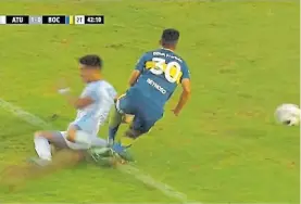  ??  ?? Hubo penal. Favio Álvarez barre a Bebelo justo sobre el borde del área.