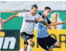  ?? FOTO: DPA ?? Florian Neuhaus (rechts), in dieser Szene im Zweikampf mit Sandhausen­s Dennis Diekmeier.