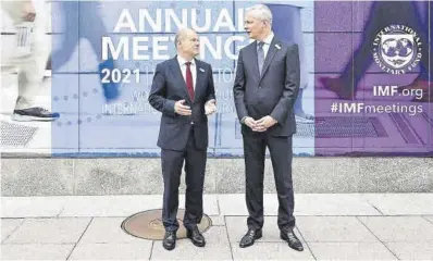  ?? Jim Watson / AFP ?? Els ministres francès i alemany d’Economia, Bruno Le Maire (dreta) i Olaf Scholz, ahir a l’FMI.