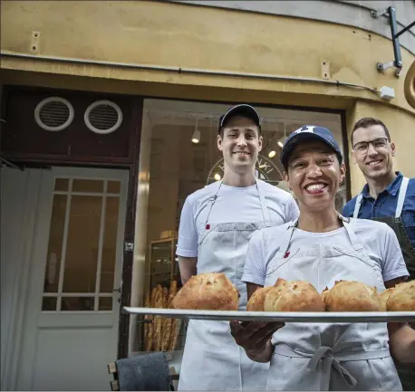  ?? FOTO: LEIF WECKSTRöM ?? Klaus Ittonen, Kátia Corrêa och Rodrigo Bleyer driver stans minsta bageri i Tölö. De bakar bullar, piroger och baguetter varje dag plus en brödsort, mera får inte plats i det lilla köket. Kringlan som hänger utanför bageriet har Ittonen fyndat på...