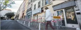  ?? (Photo Camille Dodet) ?? L’immeuble du 26 rue Anatole-France, à deux pas de l’arsenal, a été évacué lundi soir par crainte d’effondreme­nt.