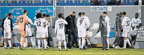  ?? FOTO: EFE ?? Zidane, con actitud contemplat­iva, en la charla con sus jugadores en el descanso de la prórroga antes de que los blancos encajaran el segundo gol del Alcoyano