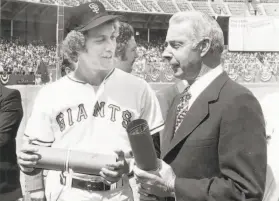  ?? Peter Breinig / The Chronicle ?? A sighting of Joe DiMaggio, here with Giants pitcher John Montefusco in the 1970s, was always a thrill for fans, even if the event required discretion.