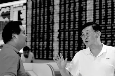  ?? LU QIJIAN / FOR CHINA DAILY ?? Investors discuss market movements at a securities brokerage in Fuyang, Anhui province, on Tuesday. The benchmark Shanghai Composite Index rose 1.02 percent to 2,075.48 points.