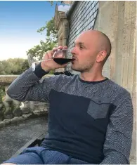  ??  ?? En vacances à Blanquefor­t, Vincent Gérard déguste un verre de saint-julien.