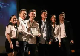  ??  ?? The event organizers awarded Pau Joquino (third from left) with a certificat­e of recognitio­n.