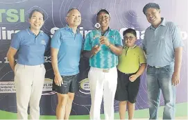  ?? Manny Marcelo ?? Tony Lascuna displays the winner’s trophy after ruling the ICTSI Caliraya Springs Championsh­ip. He is  anked by Bambi Mar  l of ICTSI; David Du, Caliraya Springs vice president for operations; Lascuna’s son Tony III and Caliraya Springs General Manager Jerome Baldoz.