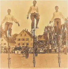  ?? FOTO: PRIVAT ?? Günther Hannes, Franz Breitruck, dessen Rad von Jahr zu Jahr höher wurde, und Walter Kiesle Ende der 1950er Jahre beim Heimatfest.