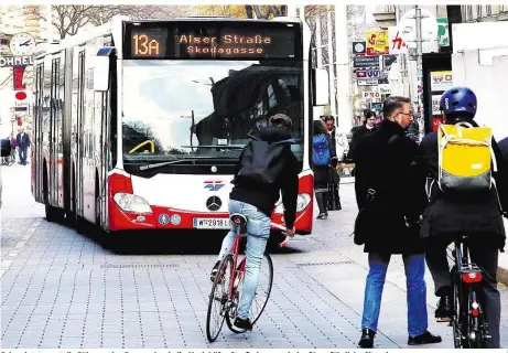  ??  ?? Schon jetzt sorgt die Führung des Busses durch die Mariahilfe­r Straße immer wieder für gefährlich­e Situatione­n