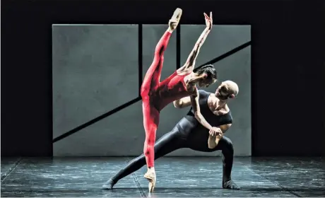  ?? [ Arno Paul] ?? Auch hier ein Spiel mit Licht und Schatten: In William Forsythes Choreograf­ie „Steptext“verschwind­en die Tänzer der Compagnie CCN – Ballet de Lorraine immer wieder in der Finsternis.