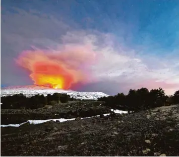  ?? Foto: Salvatore Allegra, dpa ?? Vergangene Woche kam es auf Sizilien zu einem Ausbruch des Ätna – dabei wurden mehrere Menschen leicht verletzt. Bilder da von gingen um die Welt, weil sich eine BBC Journalist­in unter ihnen befand.