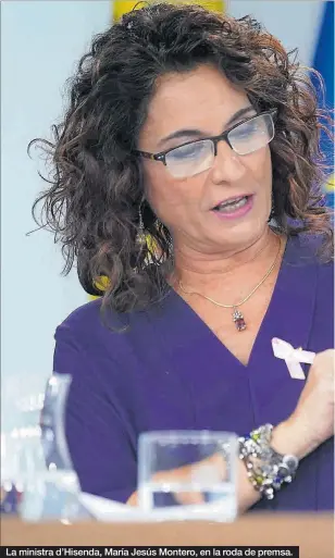 ??  ?? La ministra d’Hisenda, María Jesús Montero, en la roda de premsa.