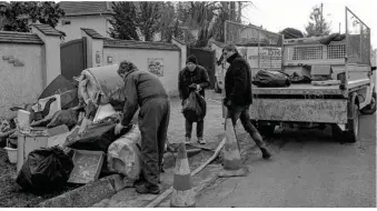  ??  ?? Il restait encore de nombreux déchets à évacuer.