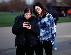  ?? ?? People watch a recording by Catherine outside Kensington Palace.