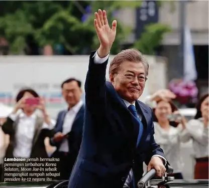  ??  ?? Lambaian penuh bermakna pemimpin terbaharu Korea Selatan, Moon Jae-in sebaik mengangkat sumpah sebagai presiden ke-12 negara itu.