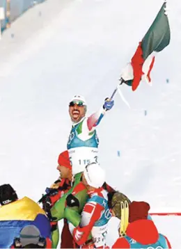  ??  ?? Germán Madrazo arribó a la meta portando la bandera de México. Foto: Cortesía