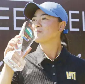  ?? ERNIE PEÑAREDOND­O ?? Yuka Saso kisses her trophy after scoring her second pro victory.