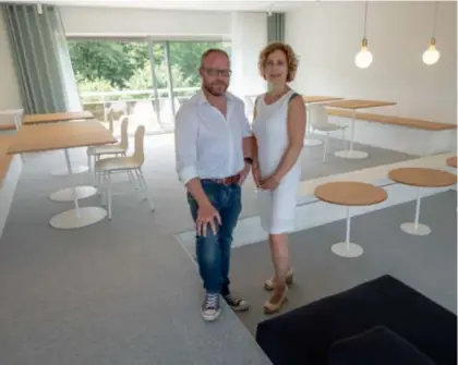 ?? FOTO JORIS HERREGODS ?? Kris en Sigrid in hun nieuwe coworkings­pace, die helemaal tot stand is gekomen met Deurnese producten en ondernemer­s.