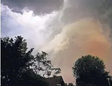  ?? FOTO: JANA BAUCH ?? Am frühen Abend zogen über dem Kreis Viersen plötzlich dunkle Wolken auf. Das Unwetter richtete einigen Schaden an.