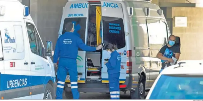  ?? JOSUÉ CORREA ?? Una ambulancia en las inmediacio­nes del Hospital Juan Ramón Jiménez.
