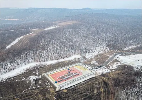  ?? BLOOMBERG ?? A Power of Siberia natural gas pipelines facilit in Heihe, Heilongjia­ng province, China is seen on Tuesday.