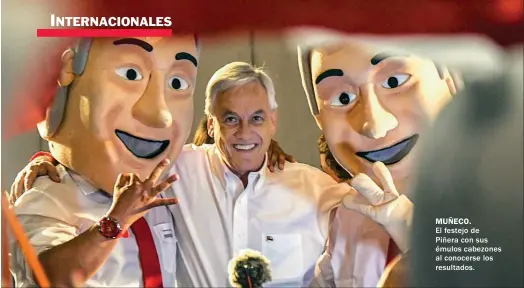  ??  ?? MUÑECO. El festejo de Piñera con sus émulos cabezones al conocerse los resultados.