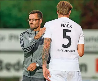  ?? FOTO: SCHLICHTER ?? Auf seinen kopfballst­arken Innenverte­idiger Kevin Maek (rechts) muss SVE-Trainer Michael Wiesinger gegen den FCS verzichten. Sorgen macht sich Wiesinger deswegen aber nicht.