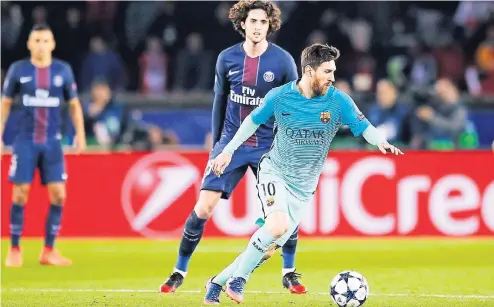  ?? FOTO: AP ?? So soll es heute aus Barcelona-Sicht laufen: Lionel Messi (hellblau) rennt Paris’ Adrien Rabiot davon.