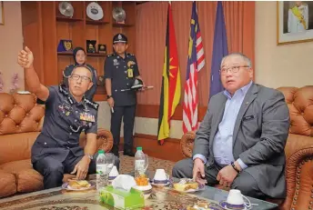  ?? — Photo by Chimon Upon ?? Tiong (right) listens to a briefing by Mohd Azman during the working visit.