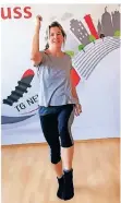  ?? FOTO: TG ?? Fitnesstra­inerin Ulrike Kammer zeigt die Übung „Diagonaler Twist“.