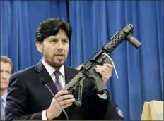  ?? RICH PEDRONCELL­I, FILE - THE ASSOCIATED PRESS ?? In this 2014 file photo, former California State Sen. Kevin de Leon, D-Los Angeles, displays a homemade fully automatic rifle, confiscate­d by the Department of Justice, at the Capitol in Sacramento, Calif.