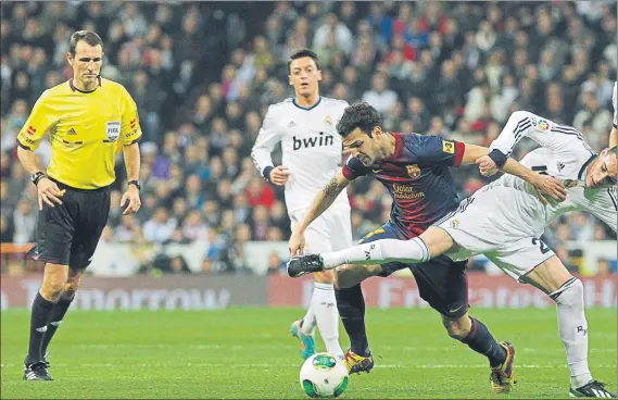  ?? FOTO: J.A. SIRVENT ?? Tercer Clásico para Clos Gómez, el primero en Liga Hasta la fecha, el colegiado aragonés ha pitado dos Clásicos, uno de Supercopa con victoria para el Barça (3-2) en el Camp Nou y otro de Copa del Rey con empate (1-1) en el Santiago Bernabéu