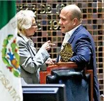  ??  ?? En el Congreso del Estado Enrique Alfaro Ramírez tomó protesta como Gobernador de la ENTIDAD/CUARTOSCUR­O.COM