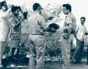  ?? ?? WITH UTTAM KUMAR during shooting for Lal Pathore.