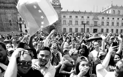  ??  ?? “Aquí está el pueblo defendiend­o a Nicolás Maduro”, gritaban este lunes miles de personas durante una marcha en Caracas en apoyo al presidente venezolano. Cortesía