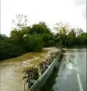  ??  ?? Les cours d’eau, pleins, débordent sur la chaussée, menaçant la sécurité des usagers de la route.