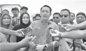  ??  ?? ARIFFIN selar netizen, Muhammad Faisal yang disifatkan memberikan kenyataan berbaur fitnah dan bertujuan menjejaska­n reputasiny­a.