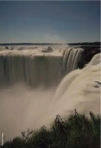  ??  ?? Cuando cae el sol, hay una forma totalmente distinta de conocer las Cataratas, con paseos especiales que se realizan solamente en las noches despejadas de luna llena.